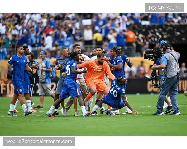 切尔西球员围堵裁判抗议恩佐禁赛，场上冲突一度升级